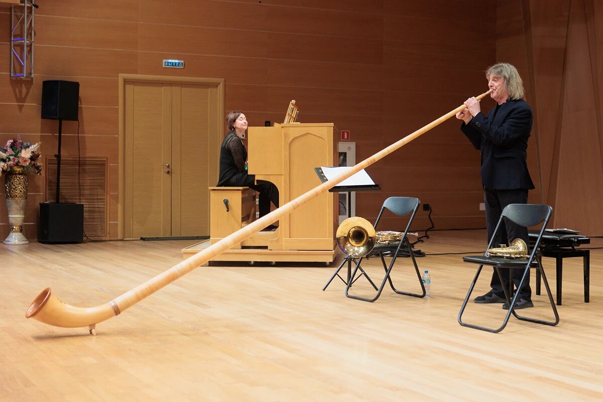    Аркадий Шилклопер и альпийский рог. Фото: «Республика» / Михаил Никитин