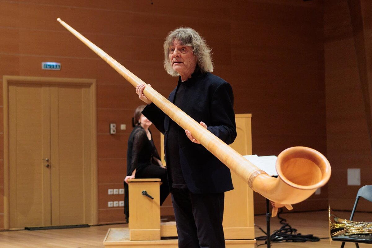 Аркадий Шилклопер и альпийский рог. Фото: «Республика» / Михаил Никитин  📷
