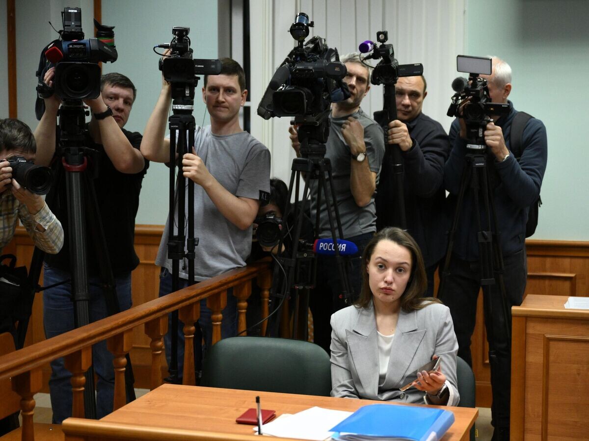    Адвокат певицы Ларисы Долиной Мария Пухова на рассмотрении иска о выселении Долиной из квартиры в Московском городском суде | © РИА Новости / Владимир Астапкович