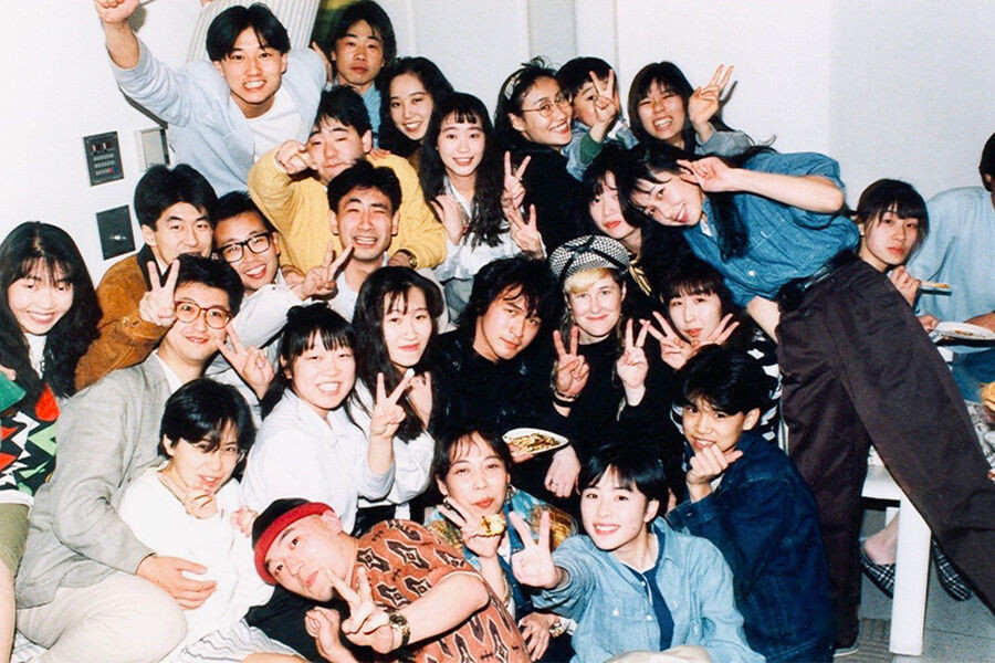 Виктор Цой, Джоанна Стингрей и японские фанаты. Япония, Токио, 1990 г. Источник: https://www.gazeta.ru/culture/photo/viktor-tsoi-60-anniversary.shtml?utm_auth=false