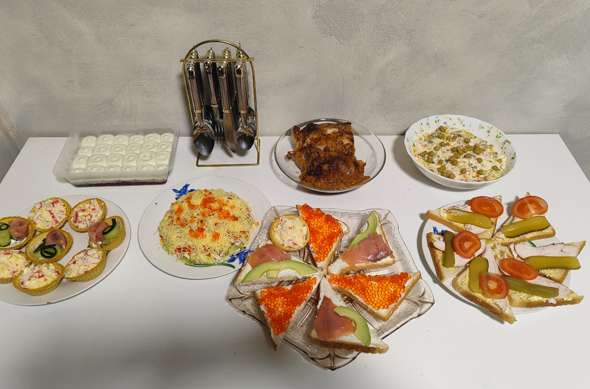 Заготовка праздничного стола на троих - фото автора.