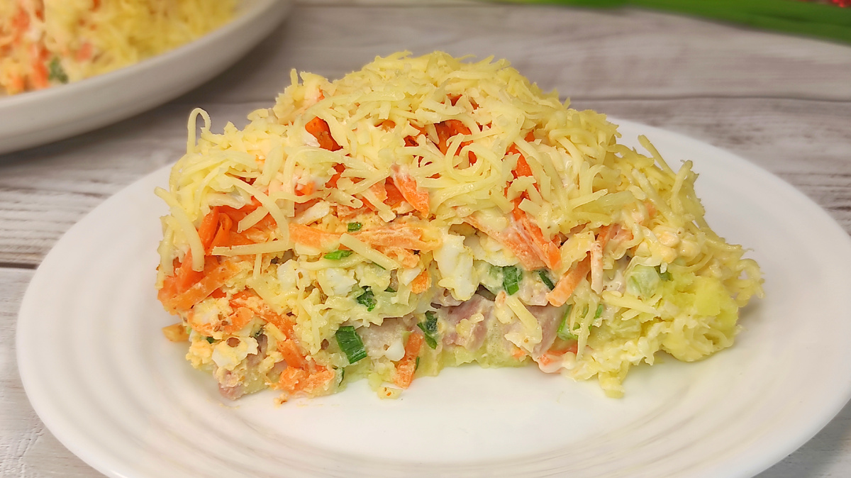 Салат "Маркиз" с копчёной курицей и морковью по-корейски. Фото автора.