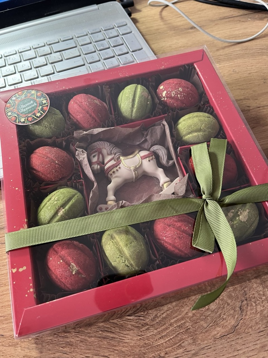 А это сегодня меня поздравили с наступающими праздниками партнёры из Москвы . Это пряники. Ксюша уже половину попробовала. Сказала, очень вкусный подарок. 