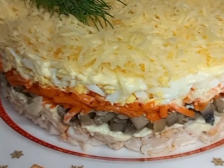 Нежный, сытный и очень вкусный салат из простых ингредиентов.