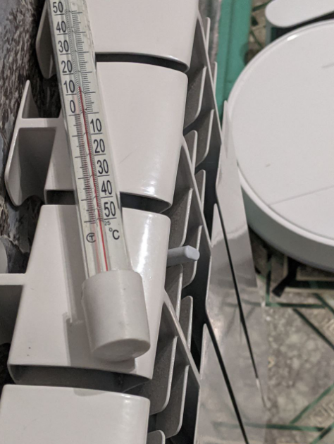 Термометр на батарее показывает 12 градусов. Фото сделано жильцами 26 декабря в 00.02. 