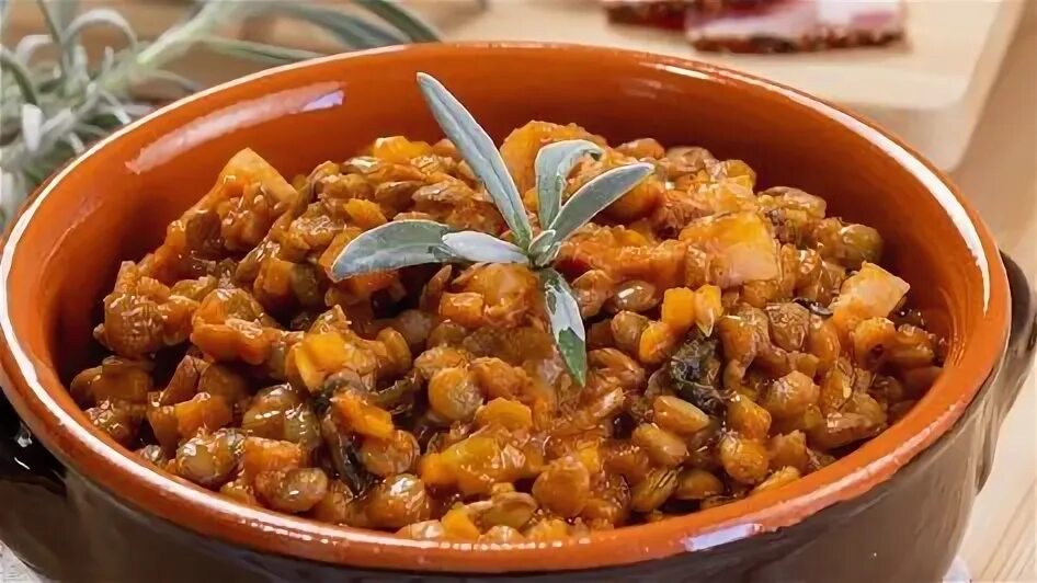 🍽️Любопытный факт:В некоторых регионах Италии чечевицу подают в глиняных горшочках — это усиливает «деревенский» колорит традиции и напоминает о её крестьянских корнях.