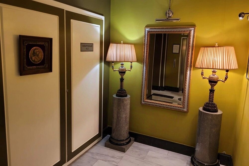    Подъезд дома, в котором находится квартира Ларисы Долиной. Фото: ЦИАН