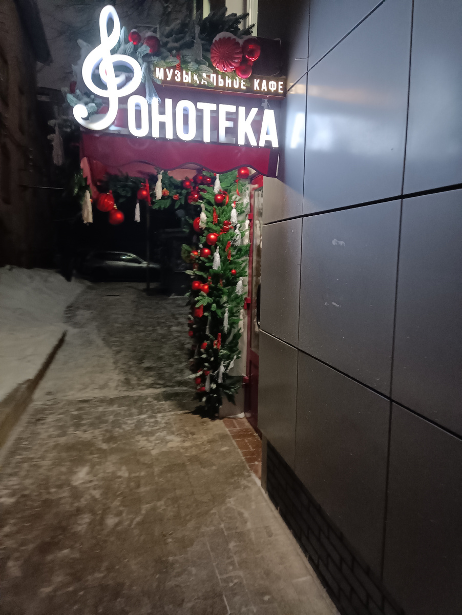 Вход в кафе