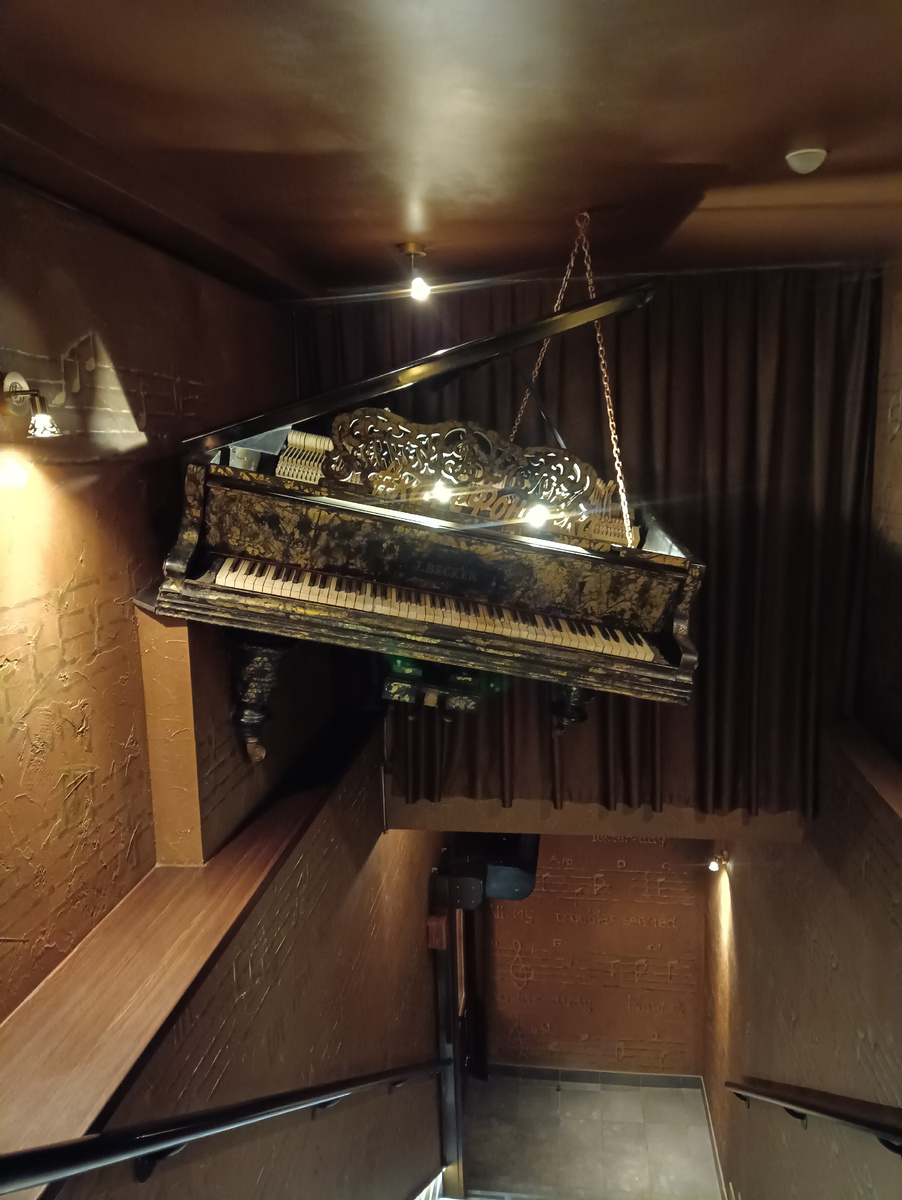 Рояль на входе в кафе