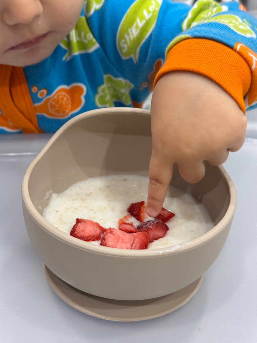 Вытаскивать из каши кусочки ягод- Мирославкино любимое