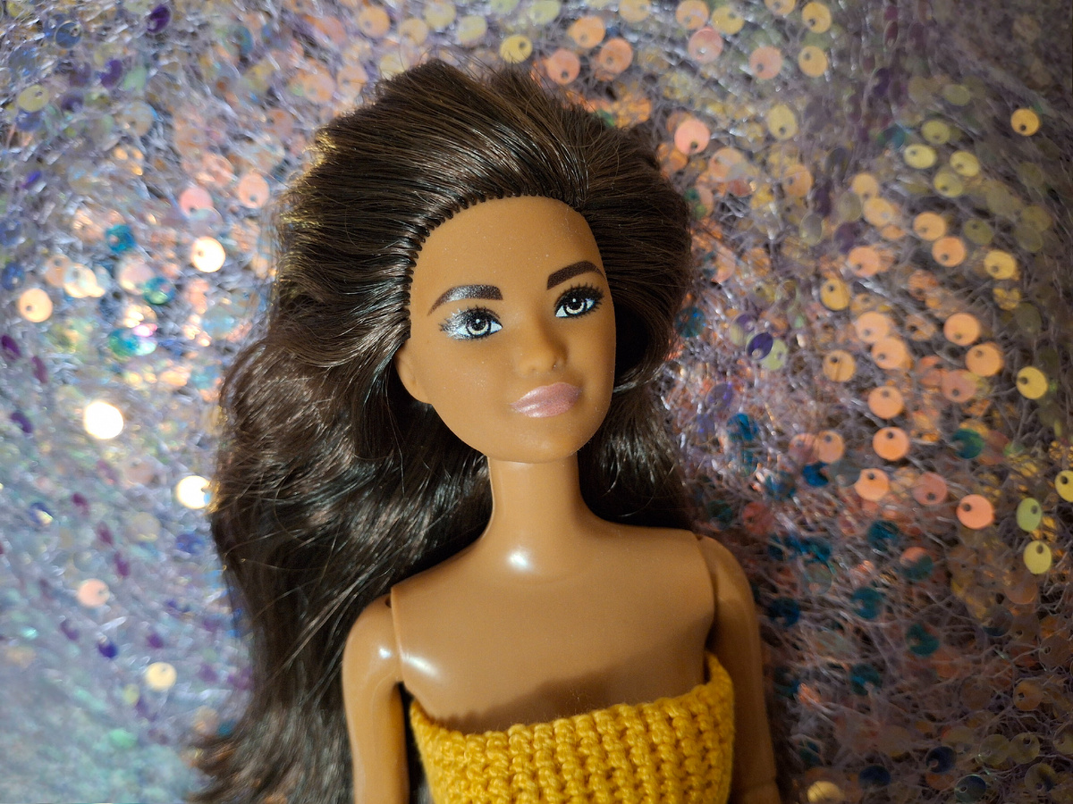 Кира Фэшионистас в платье с летучими мышками 