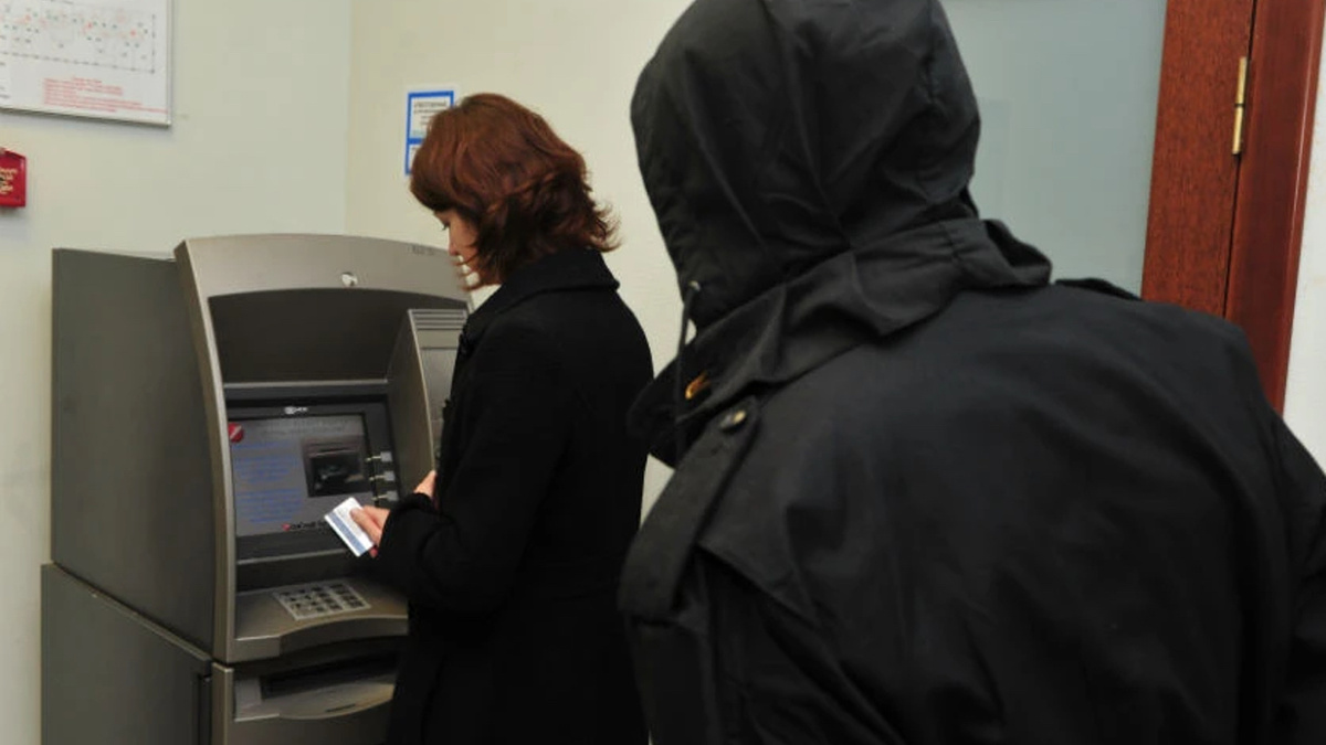 Мошенники стали использовать банкоматы в новой схеме обмана граждан
