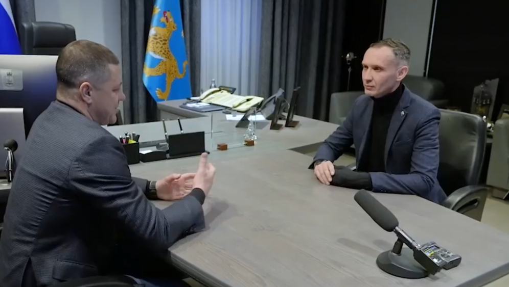 Губернатор Псковской области Михаил Ведерников и участник кадровой программы «Герои земли Псковской» Михаил Каратыш. Скриншот видео, опубликованного в канале Михаила Ведерникова в MAX