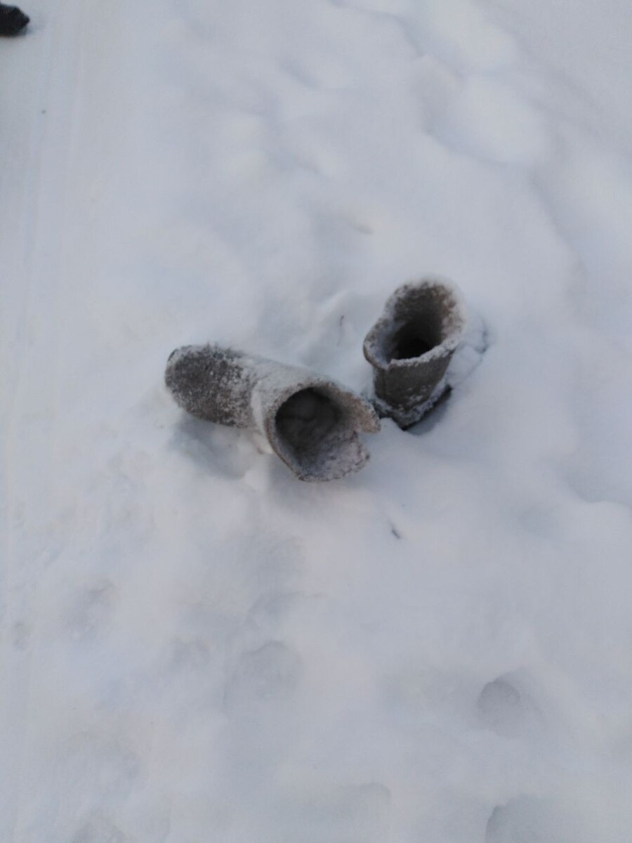 Вот такая находка по дороге в магазин))) Стоят давно, судя по всему, так как уже припорошило снегом