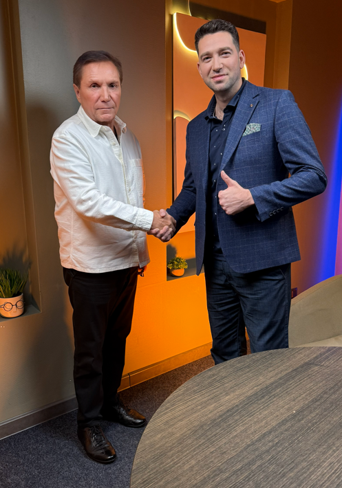 Художник Арсений Власов и ведущий «Арт Гостиной» Александр Мягченков