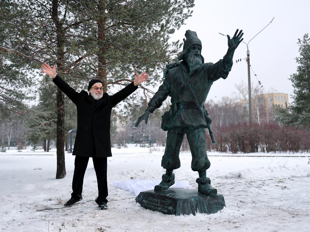 Робинзон Крузо на набережной Северной Двины и его создатель - скульптор Сергей Сюхин.