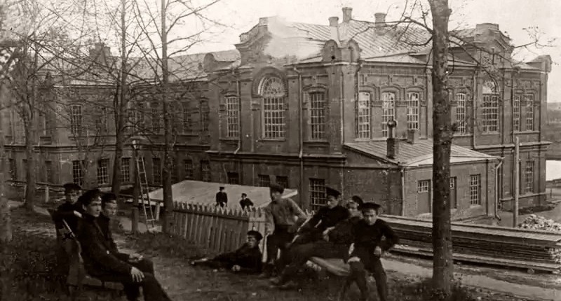 Училище недолгим после основания. Источник изображения: историческийбагаж.рф