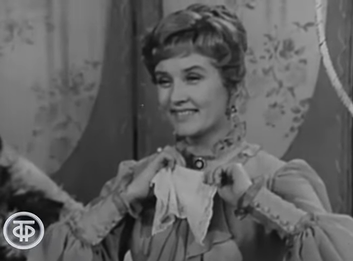 Кадр из телеспектакля "Невольницы": Евлалия Андреевна играет кружевным платочком, как и положено всем романтичным барышням, так что в этой роли Вера Валентиновна показала зрителю, что умеет играть не только в реалистичной, но и в гротесковой манере