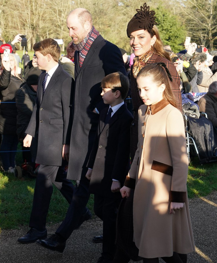   Принц Уильям и Кейт Миддлтон с детьми в СандрингемеСоцсети