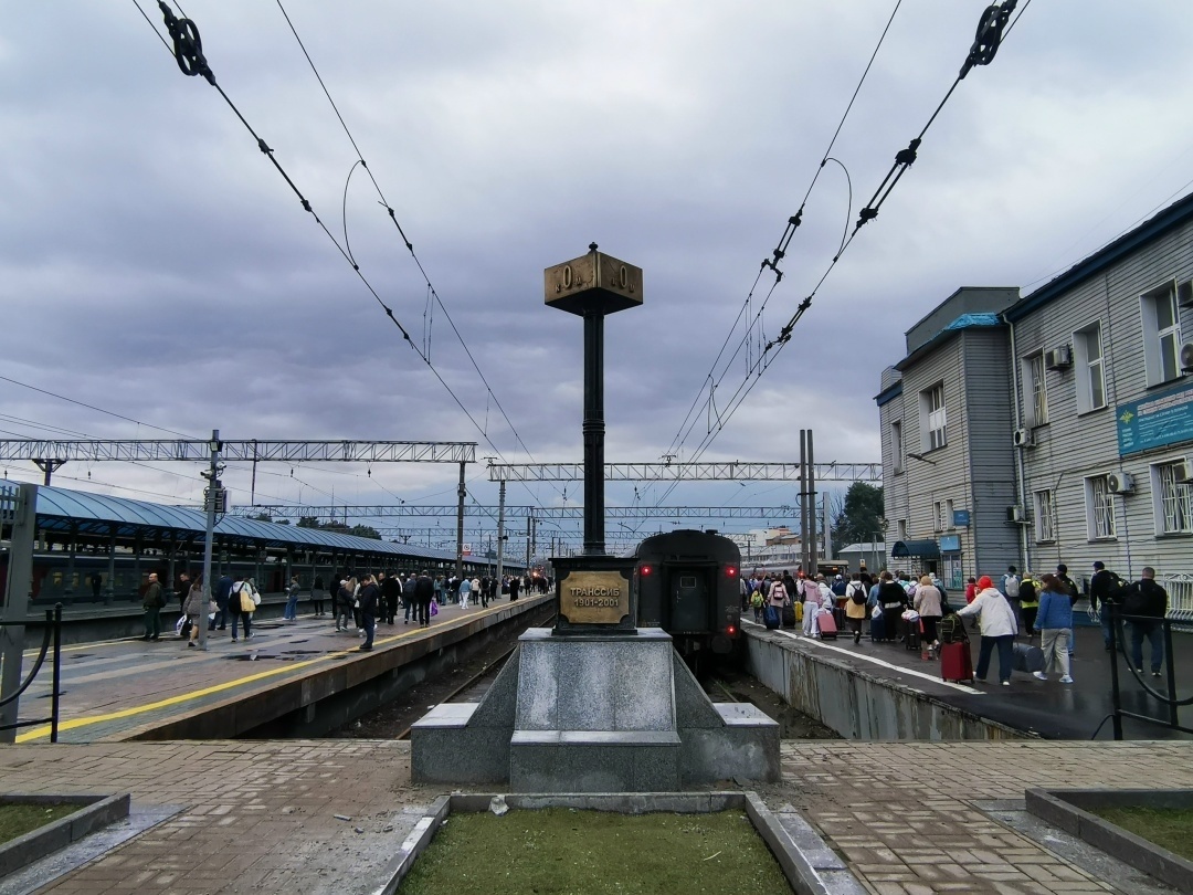 Стела «0 км» между 3-м и 4-м путями