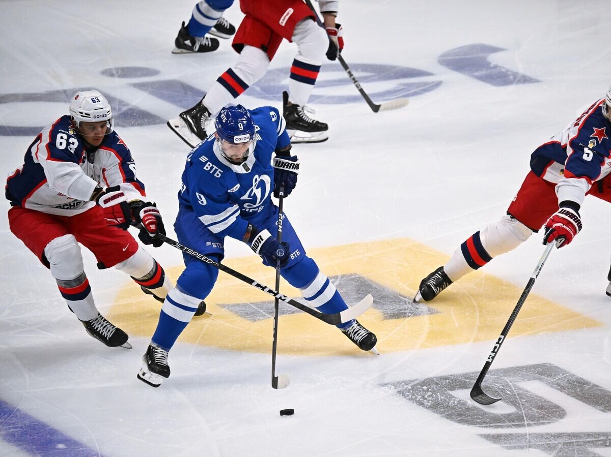    Антон Слепышев (по центру) | © РИА Новости / Владимир Федоренко