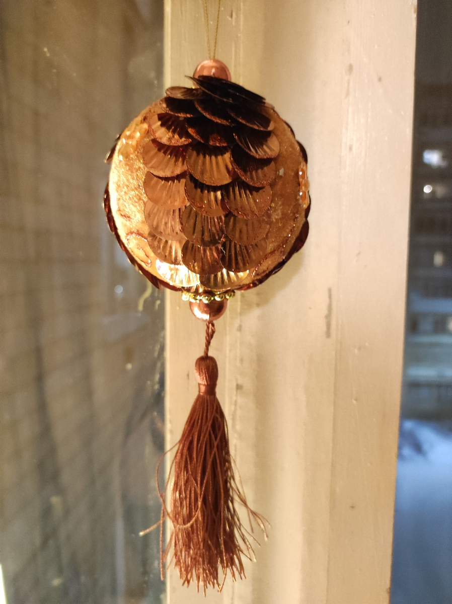 шарик, напоминающий елочную шишку с кисточкой