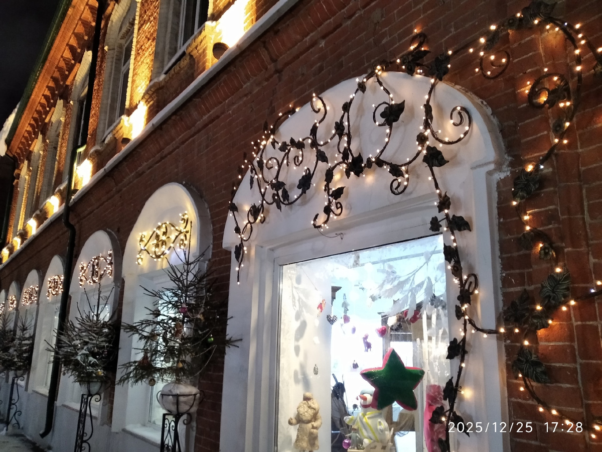 Вид снаружи и изнутри (мои фотографии)