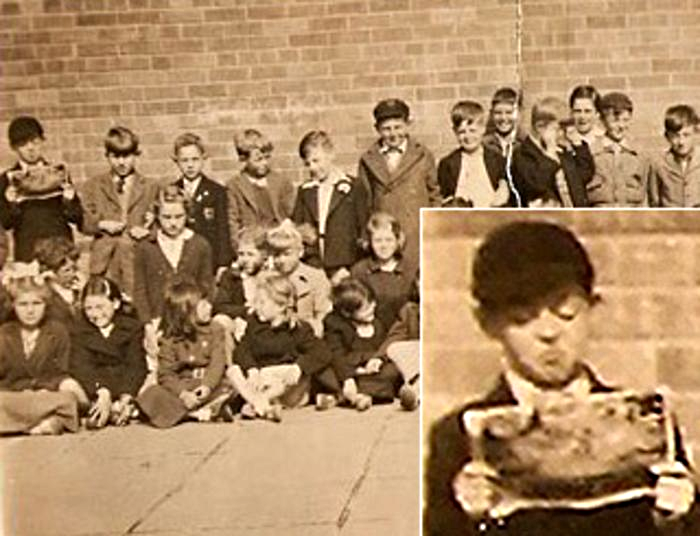 Пол Маккартни/верхний ряд,,крайний слева/ школьное фото, 1951 год.