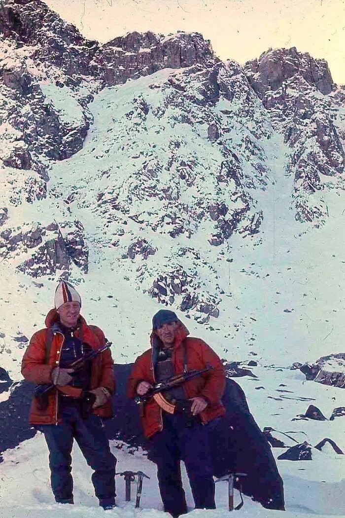 Вадим Смирнов и Юрий Попенко на месте падения советского самолета Ил-76