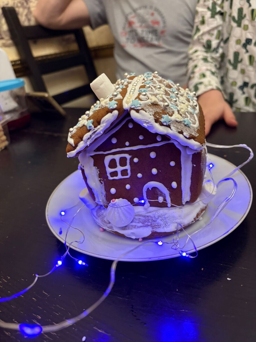 Пряничный домик. Старшая внучка Кира сама его раскрасила. Ели все.