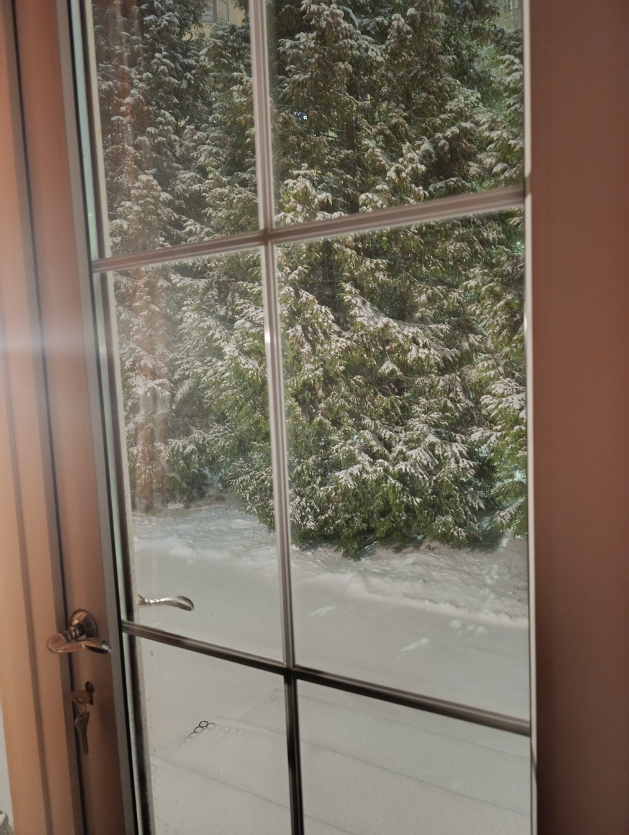 Сантиметров 5 уже намело.