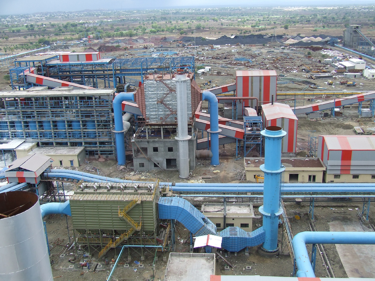 Вдалеке виден город Вардха