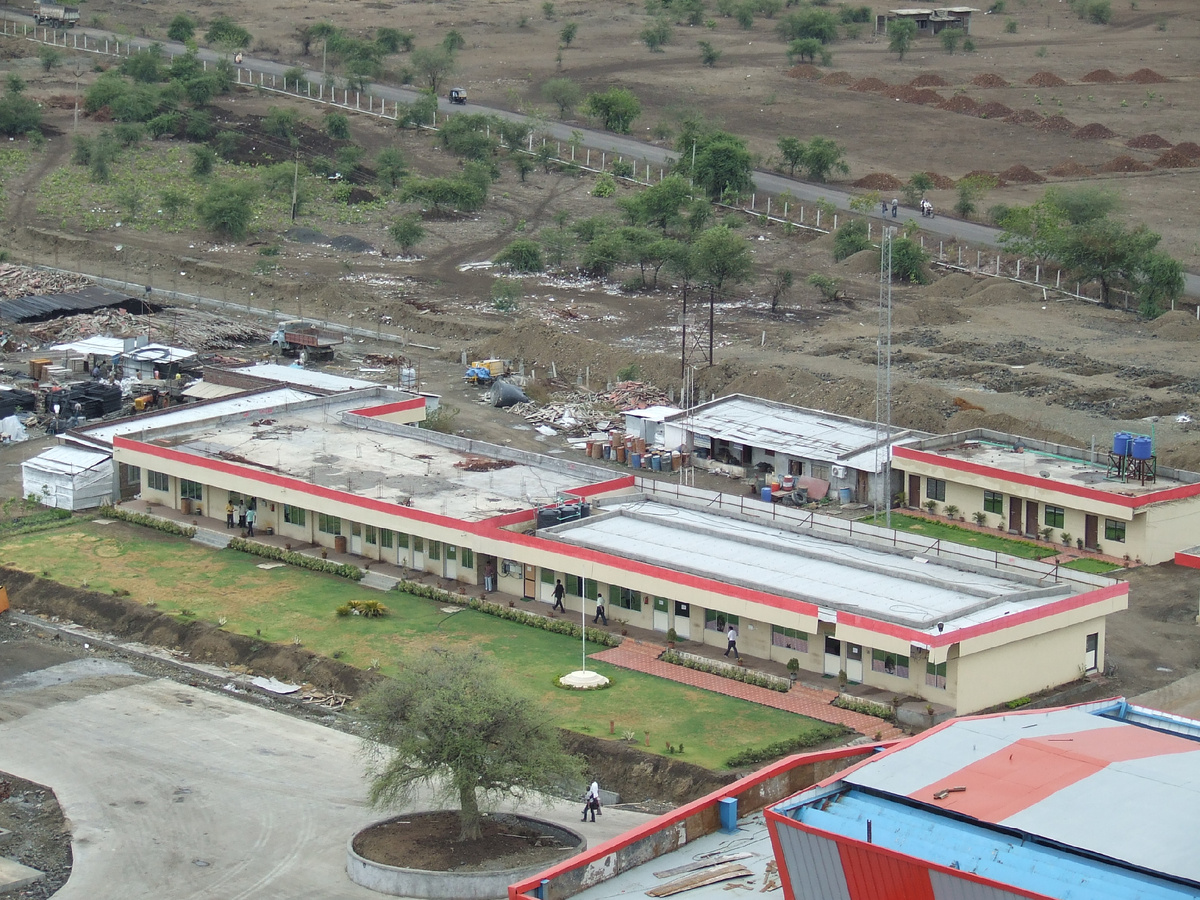 Одноэтажное здание, где несколько комнат было выделено руководству нашей группы