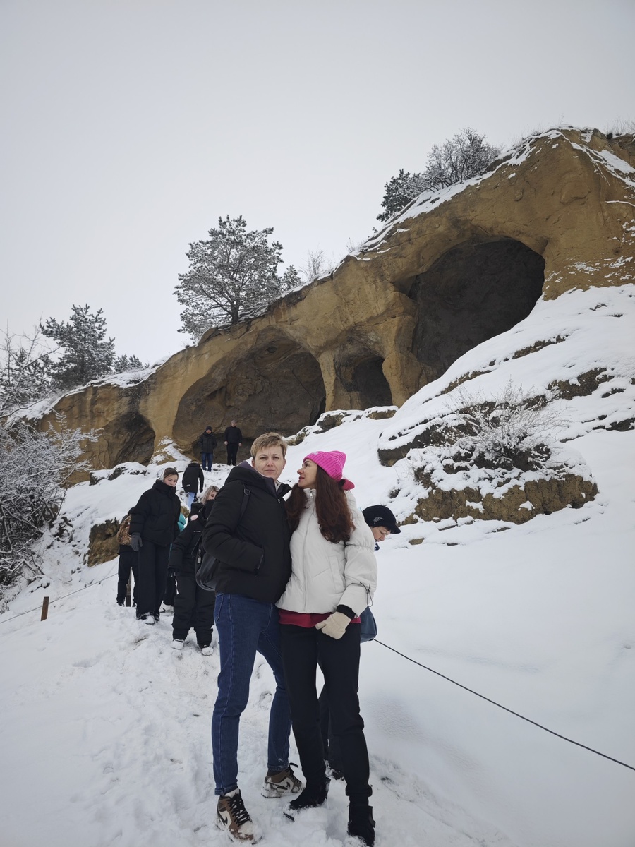 Шли, держась за протянутый трос, скользко. За нами другие желающие. 
