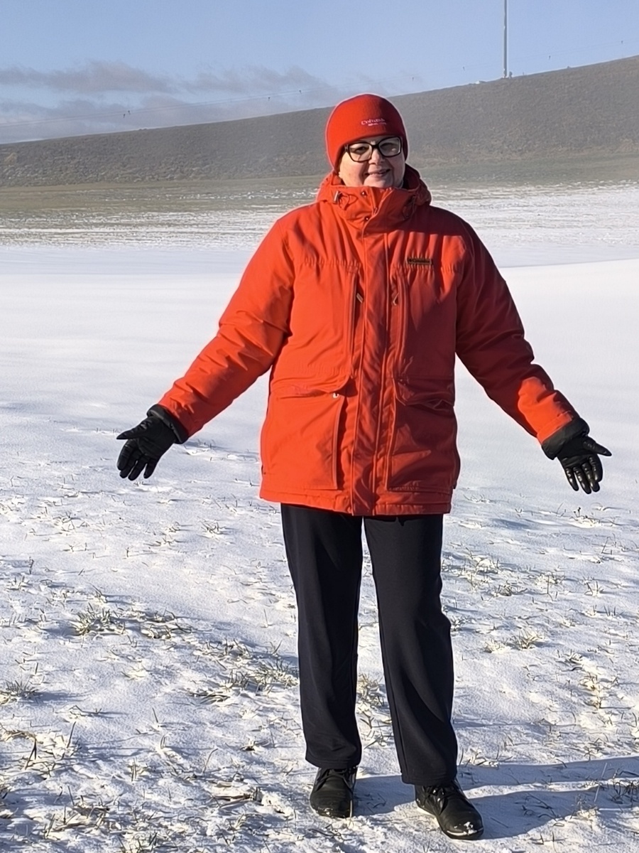 Даже искусственный снег это радует, когда за окном декабрь, а за ним — предвкушение длинных выходных. Город замирает в ожидании чуда, витрины магазинов сияют праздничными огнями, и даже воздух словно пропитан запахом хвои и мандаринов. Но настоящая зимняя сказка ждет нас за пределами мегаполиса, там, где снег хрустит под ногами, а небо кажется ближе.Активный отдых зимой — это отличный способ взбодриться и набраться сил. Лыжи, коньки, сноуборд — выбор за вами. А после активных развлечений так приятно вернуться в теплый дом, закутаться в плед и выпить чашку горячего чая с медом.Но зимний отдых — это не только спорт и развлечения. Это еще и возможность побыть наедине с собой, насладиться тишиной и покоем, подумать о важном и отдохнуть от городской суеты. Зима — это время для размышлений, для чтения книг и для встреч с близкими людьми.Искусственный снег, конечно, не заменит настоящую зиму, но он все равно приносит радость. Он напоминает нам о том, что скоро праздник, что впереди нас ждут чудеса и новые впечатления. И даже если за окном серость и слякоть, в душе всегда можно найти место для зимней сказки.