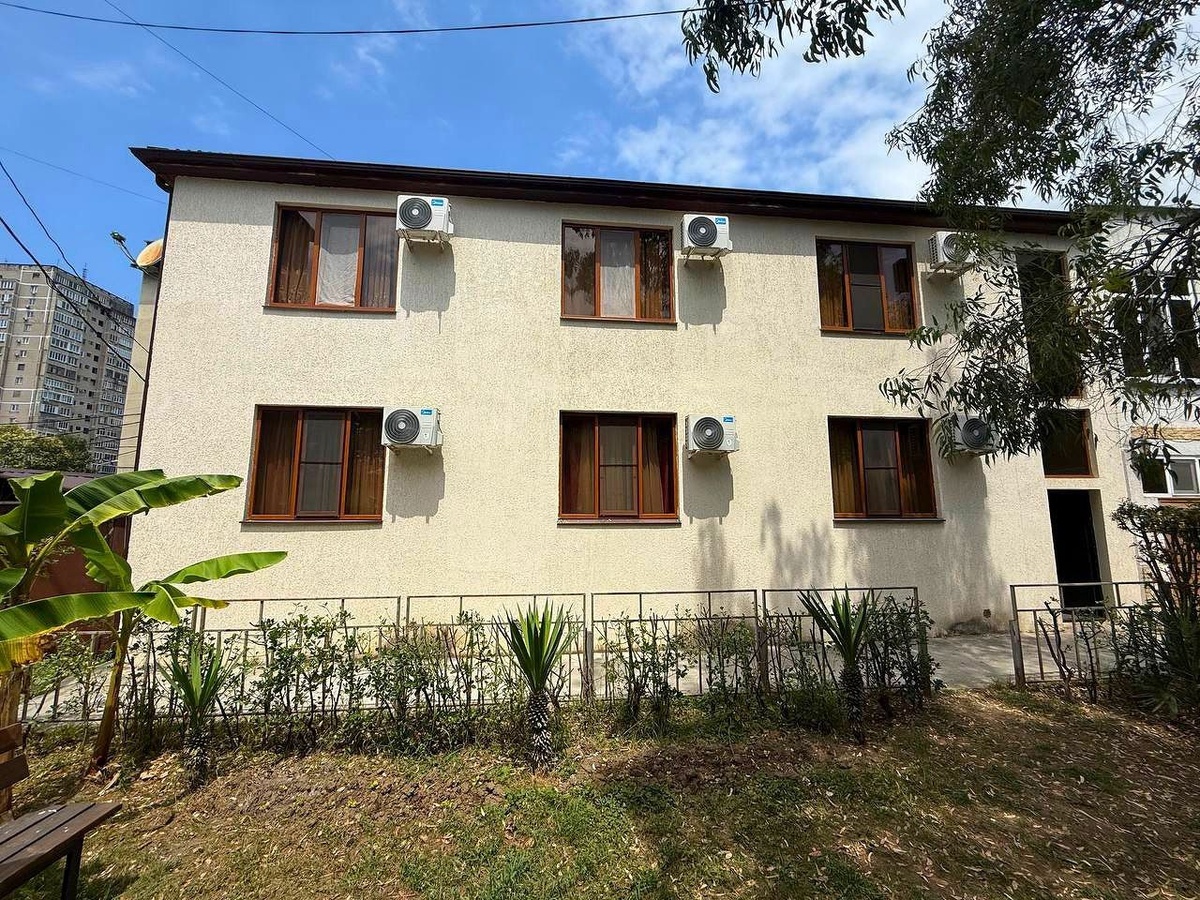 Небольшой гостевой дом с очень удачным расположением рядом с рынком Гагры