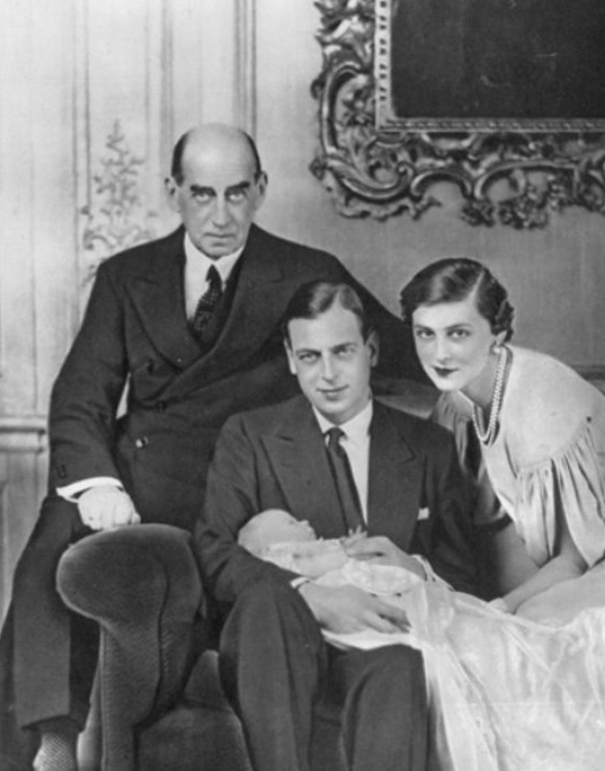 на фото семья с новорожденным сыном Эдвардом