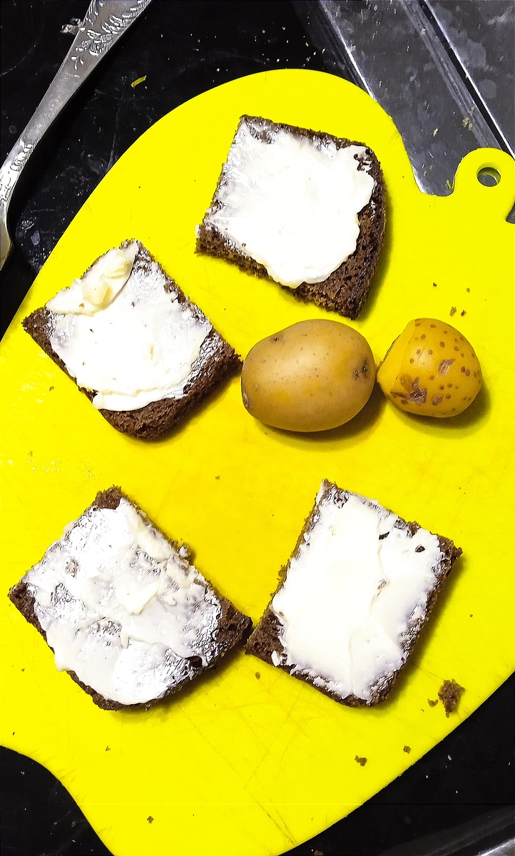 Бородинский чёрный можно поджарить в тостере/ на сухой сковороде, а можно оставить свежим и мягким. Намазать сливочным маслом. 