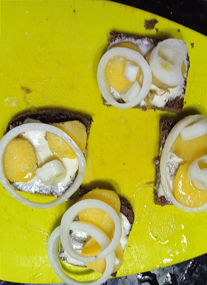 Понадобится отварной картофель и лук "пятиминутка" ( со всеми ингредиентами, ссылка ниже). Присолить в зависимости от посола селёдки, если это требуется. 