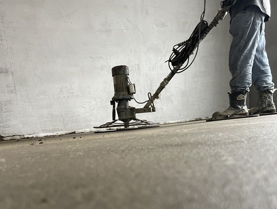 Устройство механизированной полусухой стяжки пола