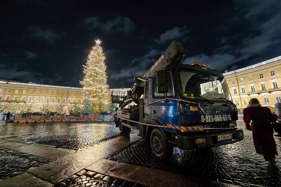    Главную ель на Дворцовой площади укрепили доптросами. Алексей БУЛАТОВ