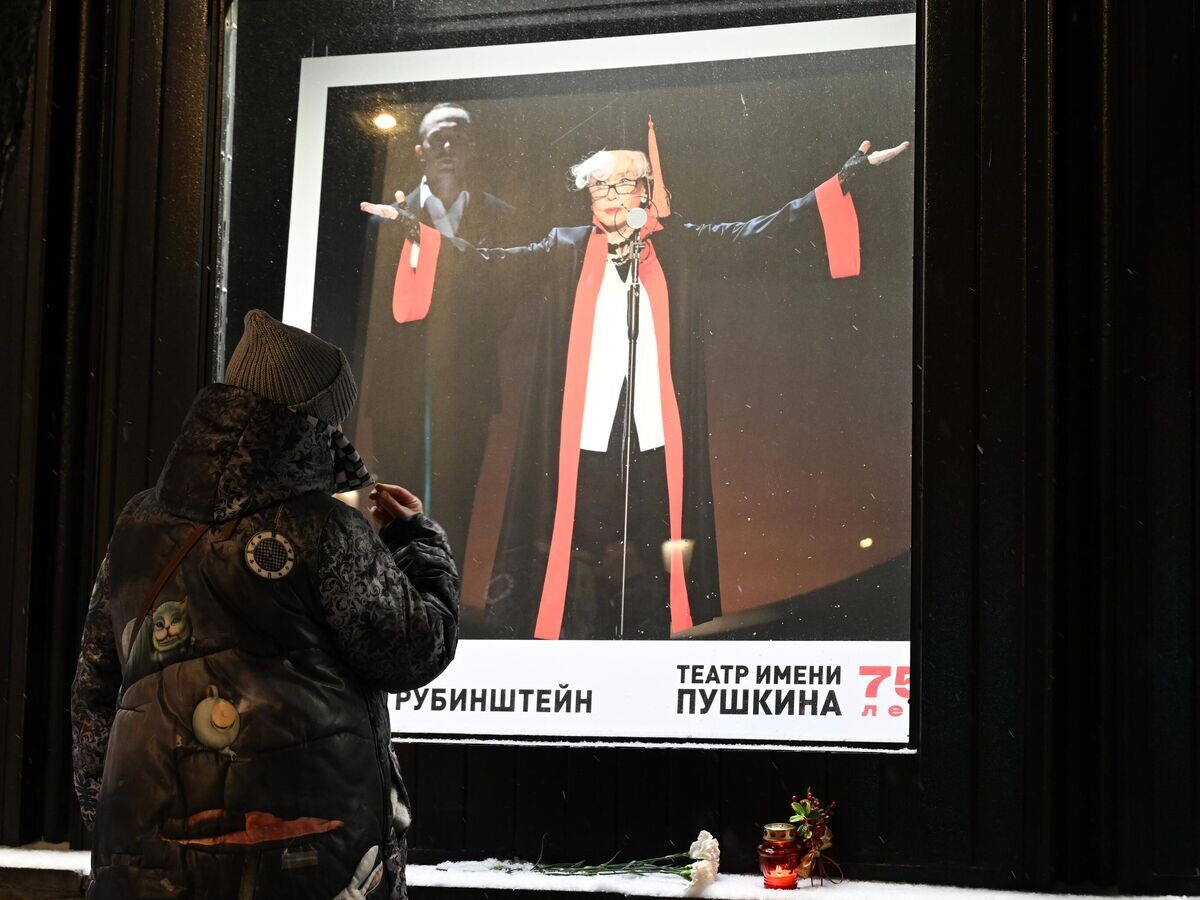    Женщина у афиши спектакля "Мадам Рубинштейн" в Театре имени Пушкина | © РИА Новости / Екатерина Чеснокова