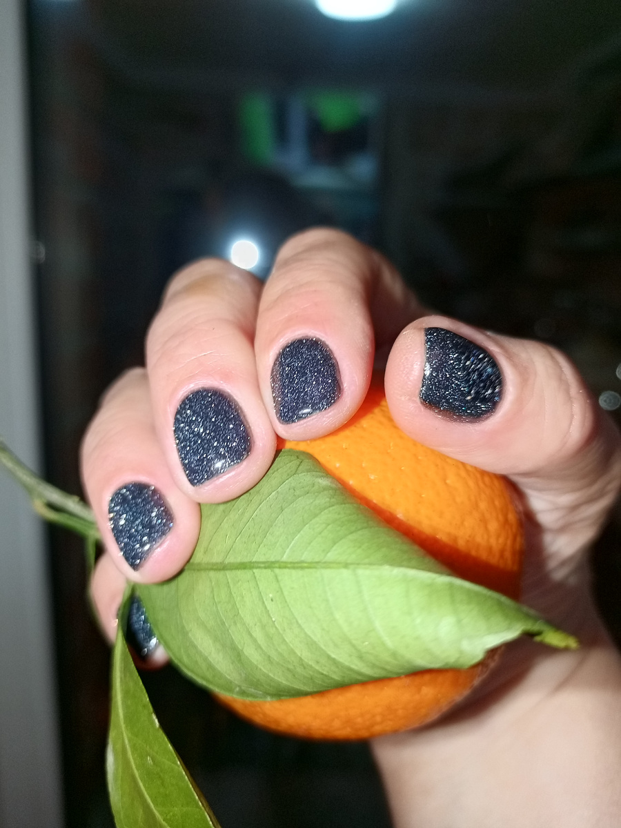 Руки, ноги в порядок привела