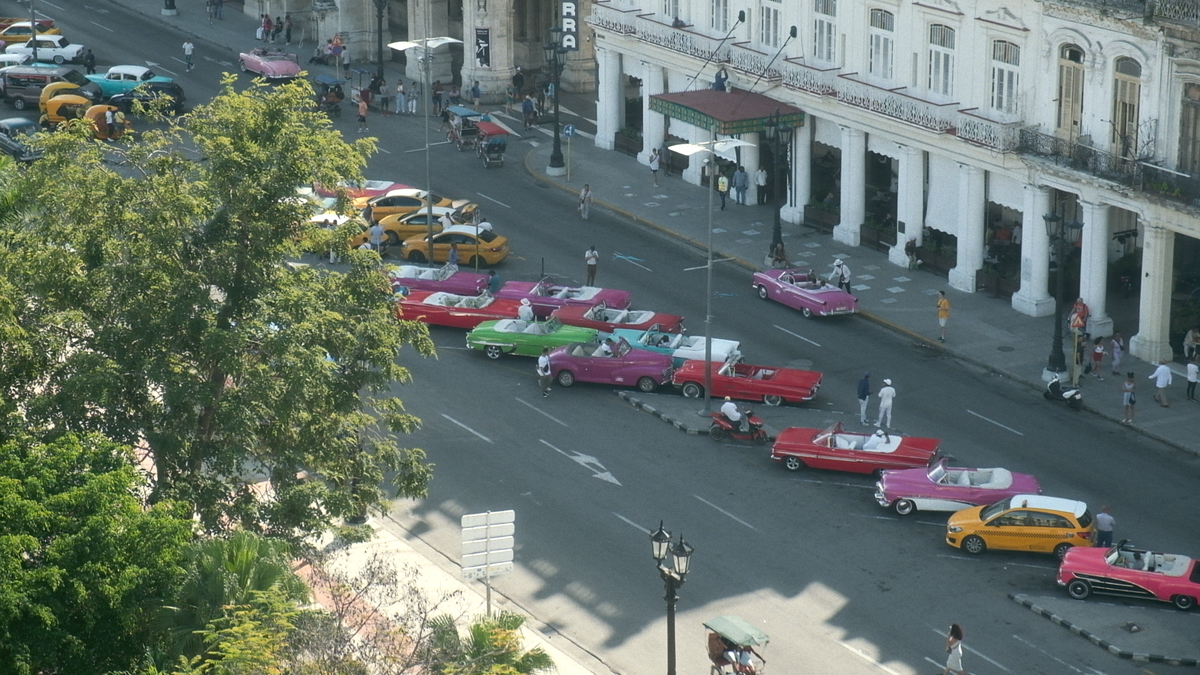 Рядом с капитолием в Гаване ретро машин тоже тьма