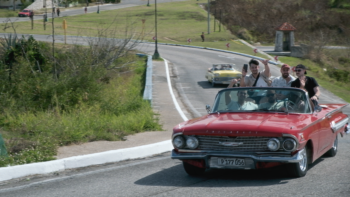 Туристы арендовали с водителем ретро машину