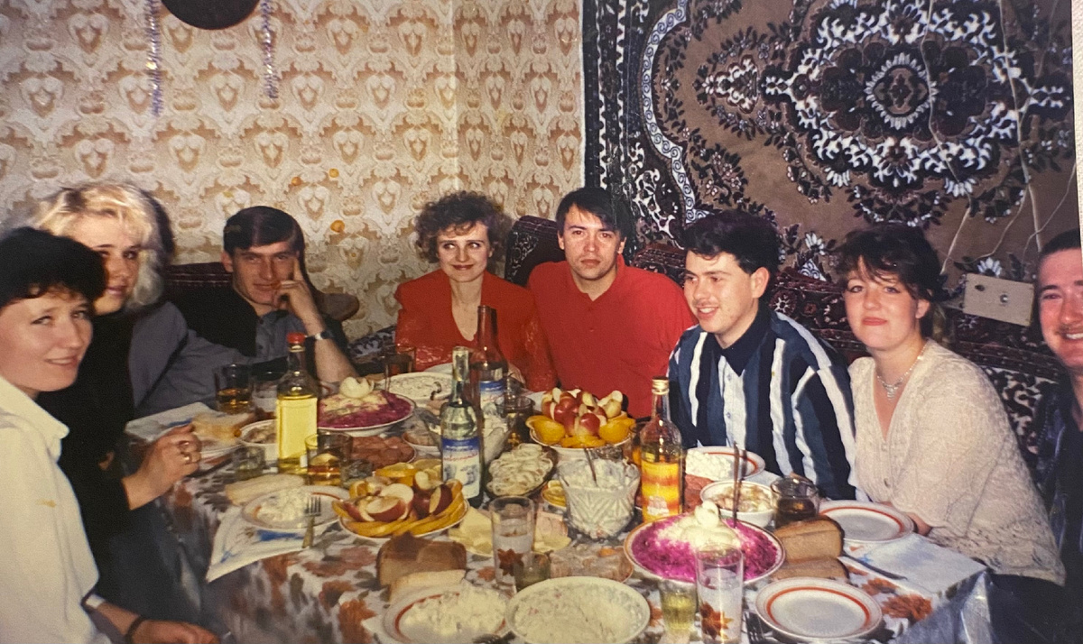 Здесь нам запретили есть, пока не сфотографируемся. К еде пока еще не притронулись😂.