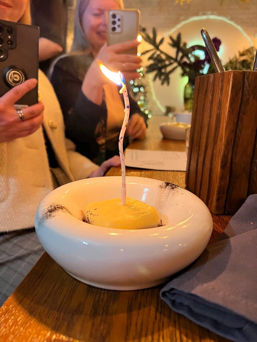 десерт в честь дня рождения – что-то типа манго, маракуйя, шоколад. Было вкусно!