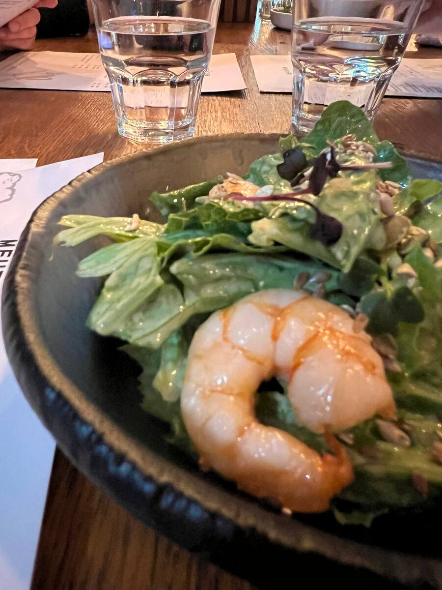 тот самый салат с креветками. Сразу не сделала фото, опомнилась, когда уже наполовину съела