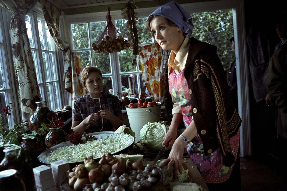 Кадр из художественного фильма режиссера Владимира Меньшова "Москва слезам не верит". Справа - актриса Вера Алентова в роли Катерины Тихомировой, слева - актриса Раиса Рязанова в роли Антонины Буяновой, 1979 год ©А.Кученков/РИА Новости  📷