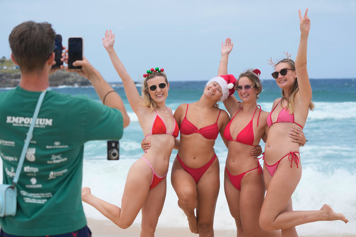 Туристы на пляже Бонди в Сиднее во время празднования Рождества, 25 декабря 2025 года ©Rick Rycroft/AP  📷